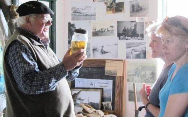 Jan Fourie by die Strandveld Museum in Franskraal